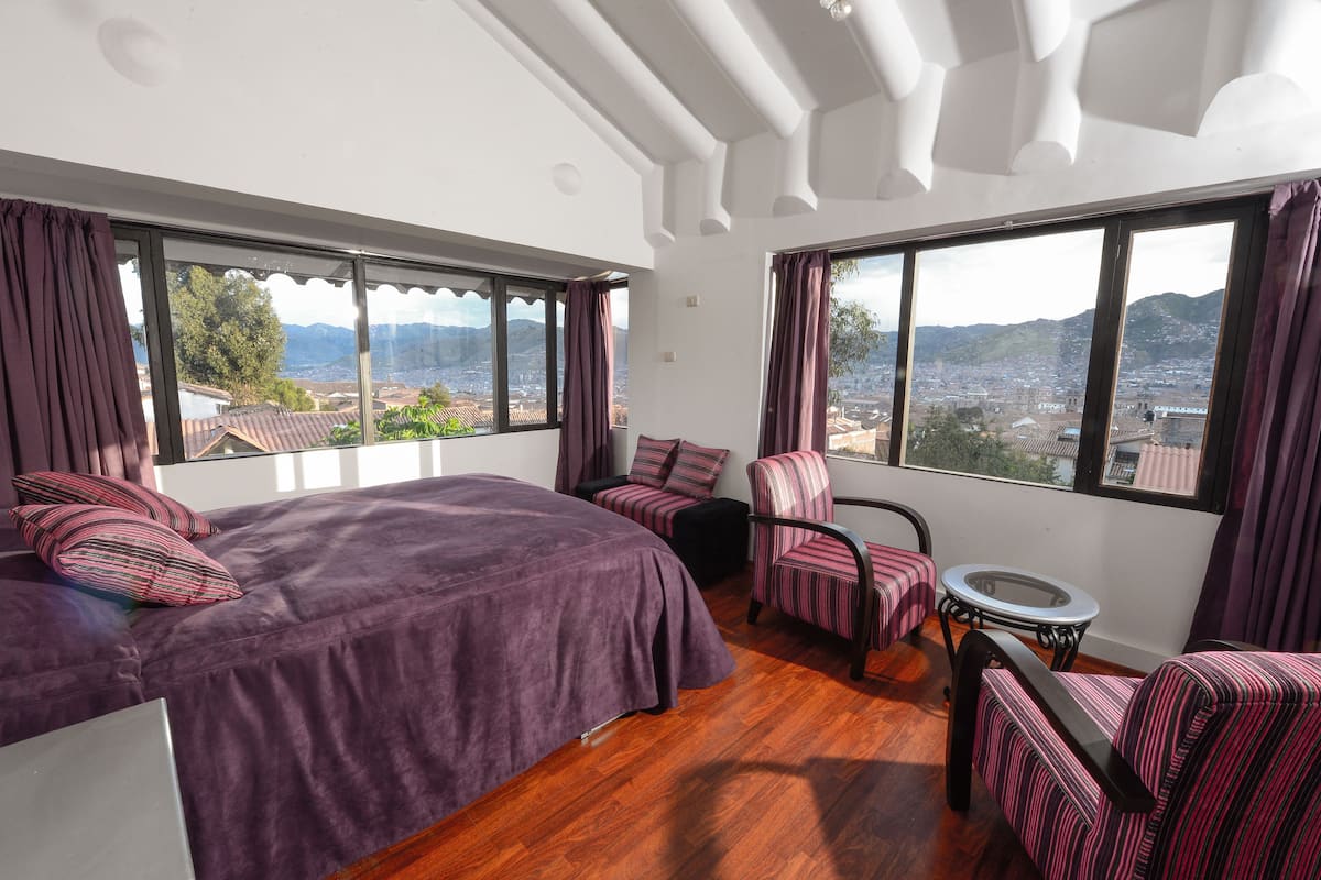Suite Deluxe, vista città | 1 camera, copriletto in piuma, una cassaforte in camera