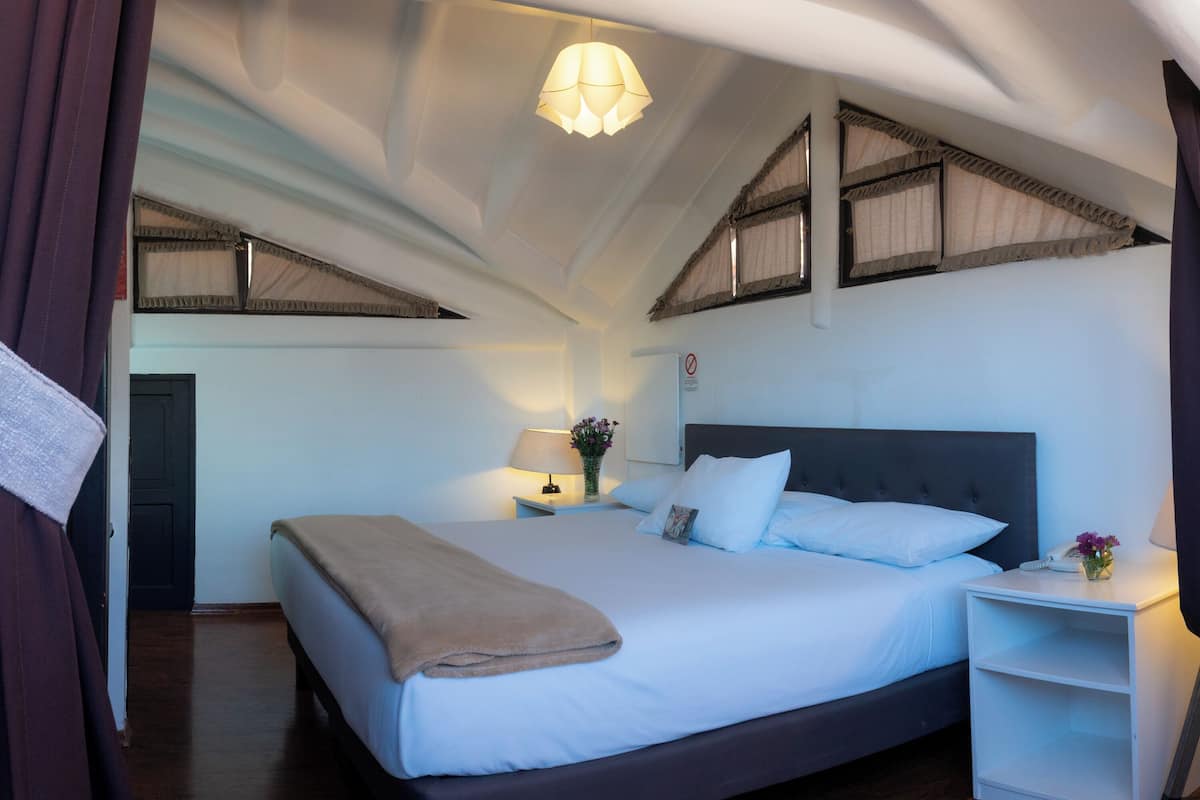 Rom – comfort | Dundyner, safe på rommet, individuelt dekorert og blendingsgardiner