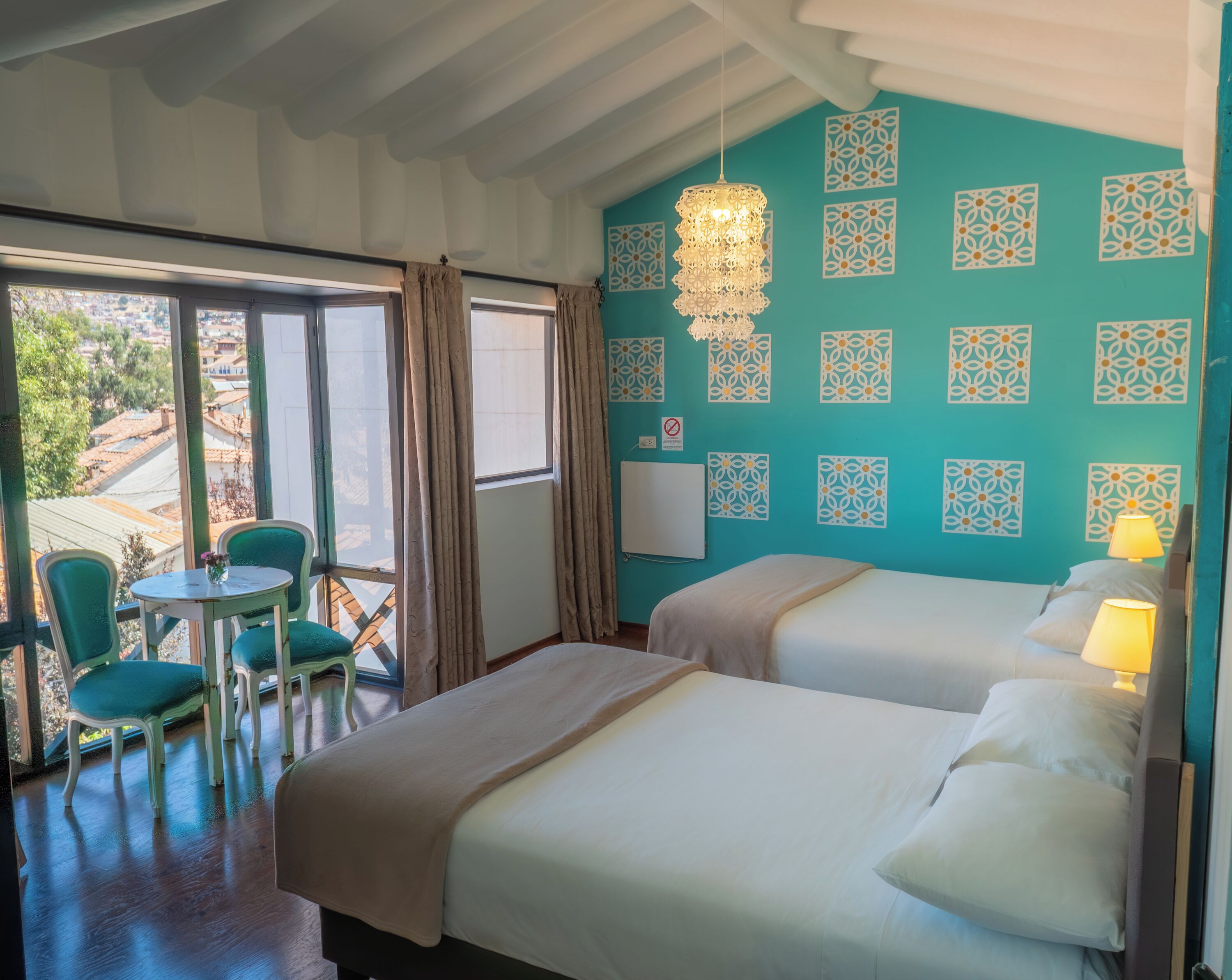 Tomannsrom – standard | Dundyner, safe på rommet, individuelt dekorert og blendingsgardiner