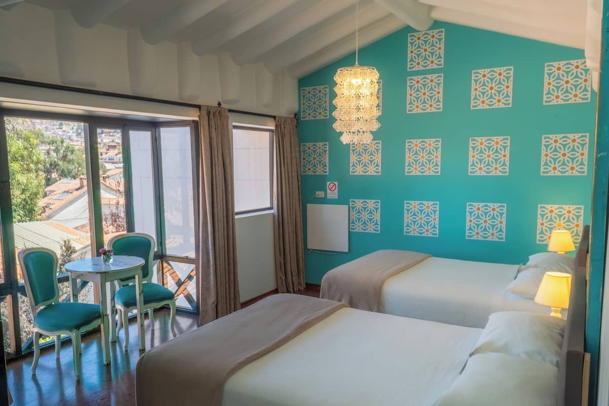 Tomannsrom – standard | Dundyner, safe på rommet, individuelt dekorert og blendingsgardiner