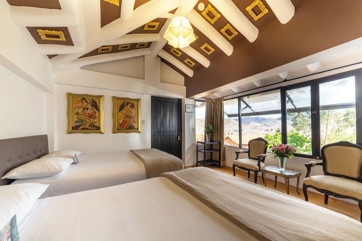 Kamar Twin Standar | Selimut bulu angsa, brankas, tirai kedap cahaya, dan kedap suara