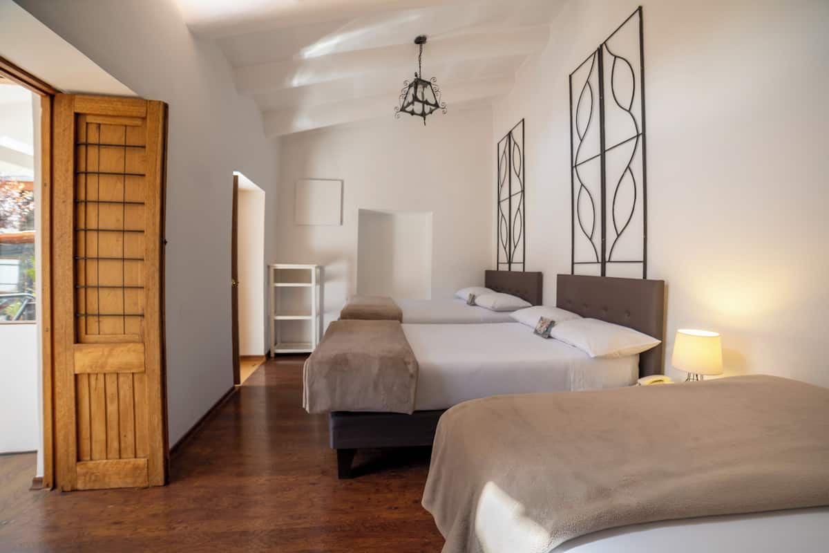 Tremannsrom – standard | Dundyner, safe på rommet, individuelt dekorert og blendingsgardiner