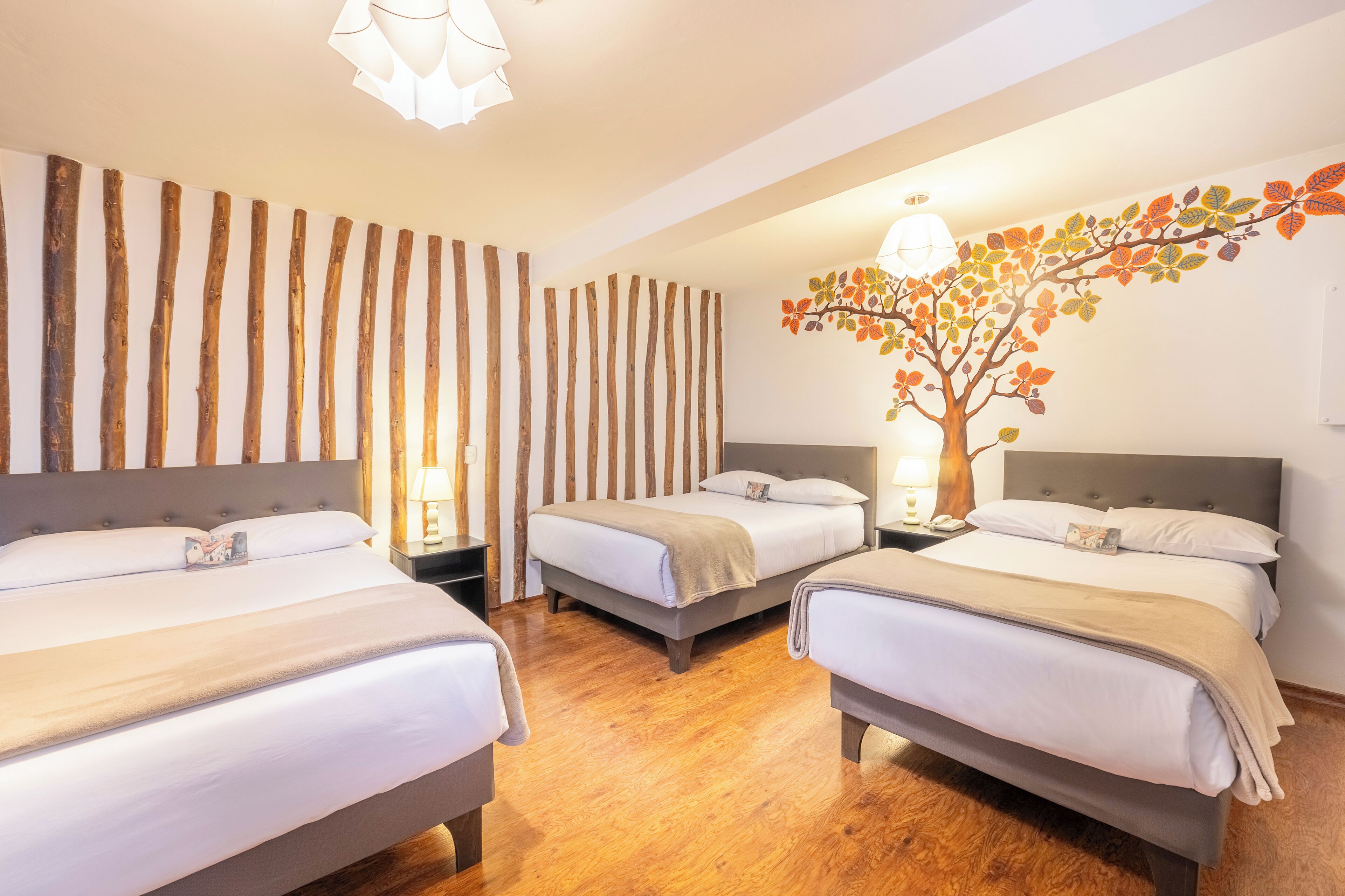 Standard-Dreibettzimmer | Daunenbettdecken, Zimmersafe, individuell dekoriert