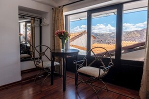 Cubrecamas y caja de seguridad en la habitación 