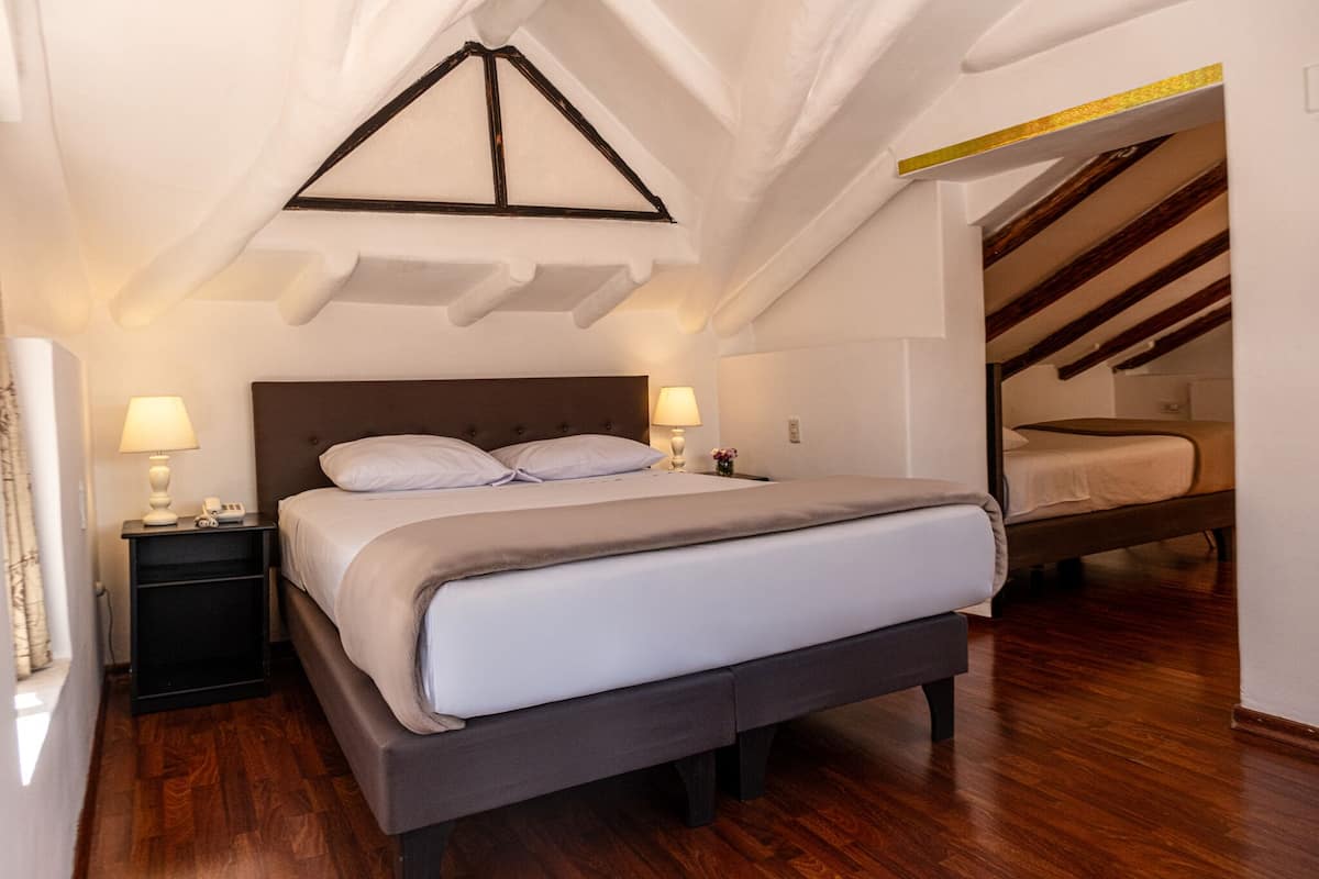 Familierom | Dundyner, safe på rommet, individuelt dekorert og blendingsgardiner