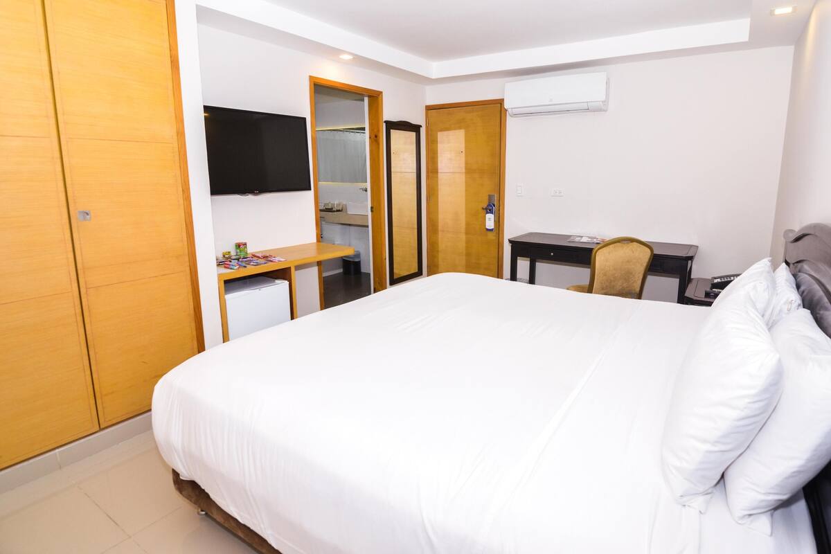 Ropa de cama hipoalergénica, minibar, caja fuerte y escritorio