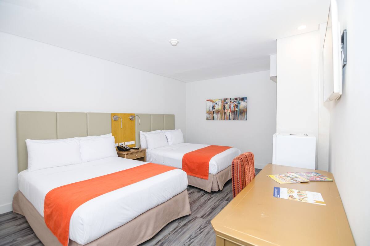 Habitación clásica | Ropa de cama hipoalergénica, minibar, caja fuerte y escritorio