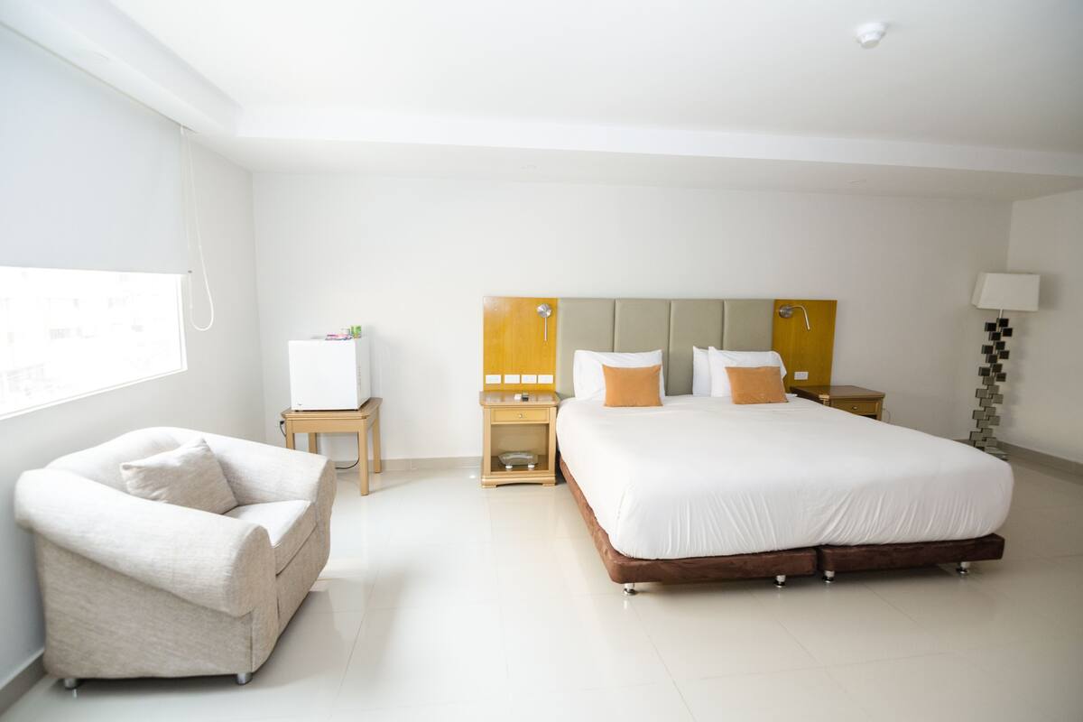 Suite estudio junior | Ropa de cama hipoalergénica, minibar, caja fuerte y escritorio