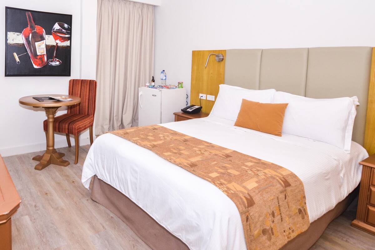 Ropa de cama hipoalergénica, minibar, caja fuerte y escritorio