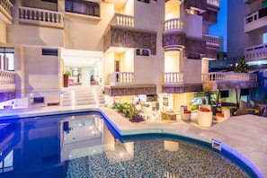 Una piscina al aire libre