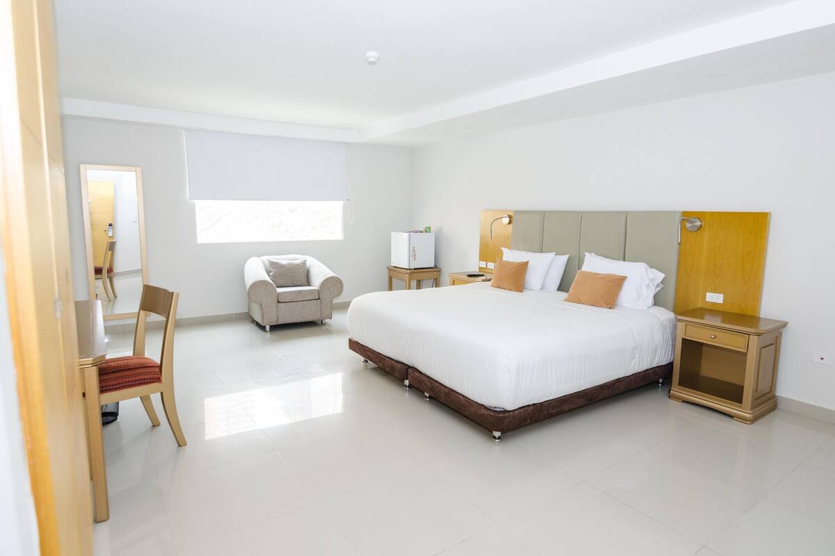 Ropa de cama hipoalergénica, minibar, caja fuerte y escritorio