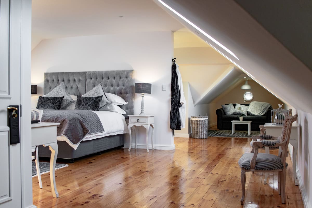 Honeymoon tweepersoonskamer | Luxe beddengoed, Select Comfort-bedden, een minibar