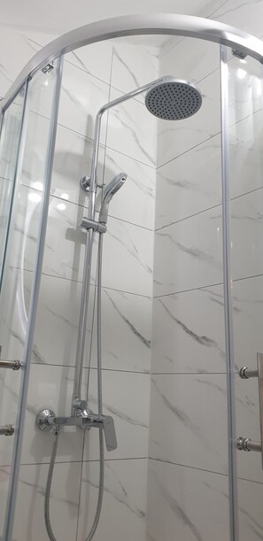 Standard-Apartment, Balkon, eingeschränkter Meerblick | Badezimmer