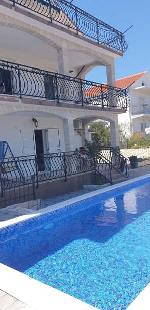 Piscina a l'aire lliure de temporada, cabanes gratuïtes i para-sols