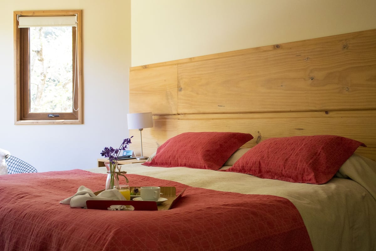 Fyrbäddsrum - utsikt mot bergen | 1 sovrum, sängtillbehör av högsta kvalitet och minibar
