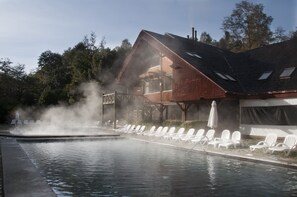 Indoor pool, 3 outdoor pools, open open 24 hours a day, pool loungers - Hotel & Termas Huife (Pucón)