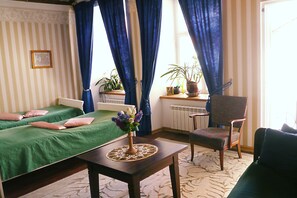 Large Studio Apartment for 3 people Bishop's Room