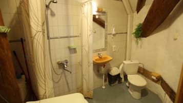 Large Studio Apartment Attic | Badrum