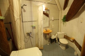 Large Studio Apartment Attic | Badezimmer