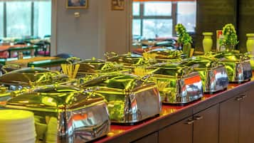 Dagelijks ontbijtbuffet (RON 50 per persoon)