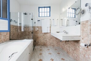 Deluxe Room | Bathroom | Shower, rainfall showerhead, free toiletries, hair dryer - Pousada Minas Gerais (Ouro Preto)
