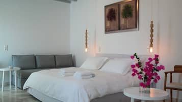 Kamer, 1 slaapkamer | Een kluis op de kamer, een bureau, een strijkplank/strijkijzer