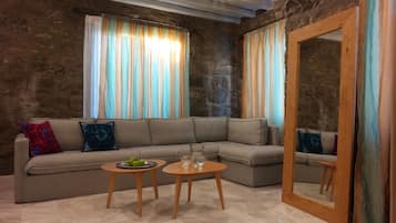 خزنة داخل الغرفة ومكتب ومكواة/لوح كي وواي فاي مجانًا