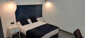 Doppelzimmer, eigenes Bad | Betten mit Memory-Foam-Matratzen, Schreibtisch, kostenloses WLAN