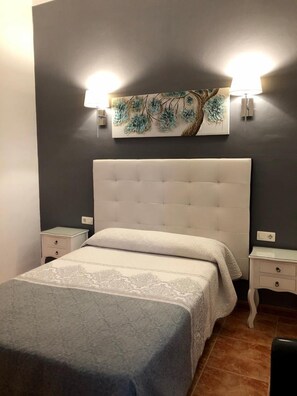 Double Room, Private Bathroom | Memory foam beds, desk, free WiFi, bed sheets - Pensión Los Montes (Granada)