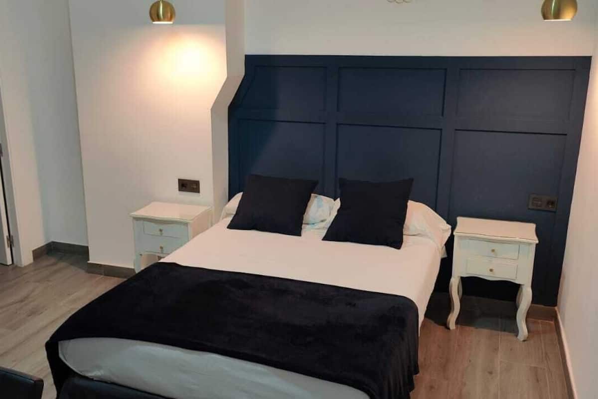 Doppelzimmer, eigenes Bad | Betten mit Memory-Foam-Matratzen, kostenloses WLAN, Bettwäsche