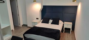 Doppelzimmer, eigenes Bad | Betten mit Memory-Foam-Matratzen, kostenloses WLAN, Bettwäsche