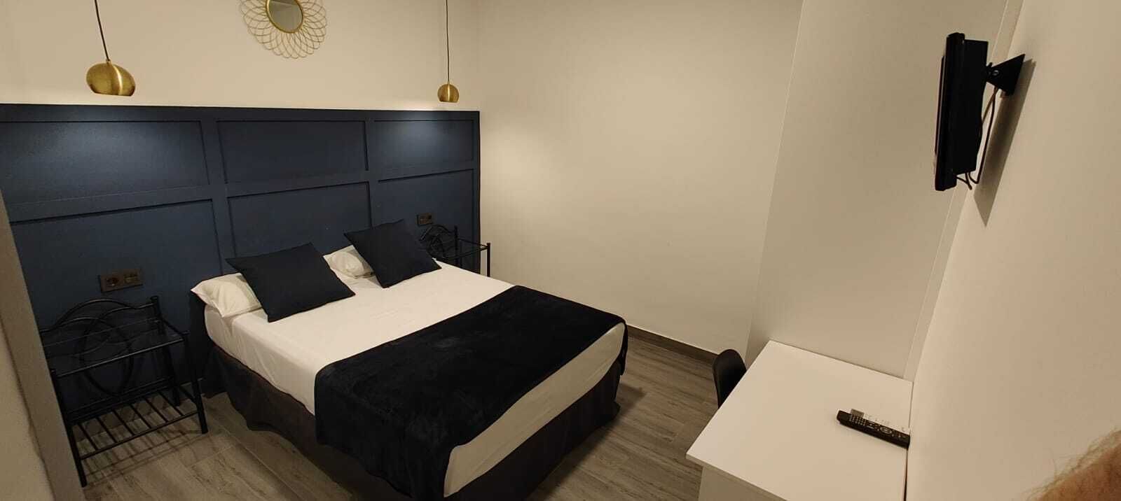 Habitación doble, baño privado | Colchones viscoelásticos, escritorio, wifi gratis y ropa de cama