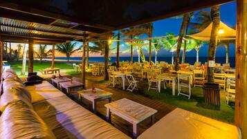 Serviço de café da manhã, almoço, jantar; vistas para a praia