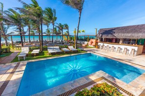 Ulkouima-allas, aurinkovarjoja, aurinkotuoleja