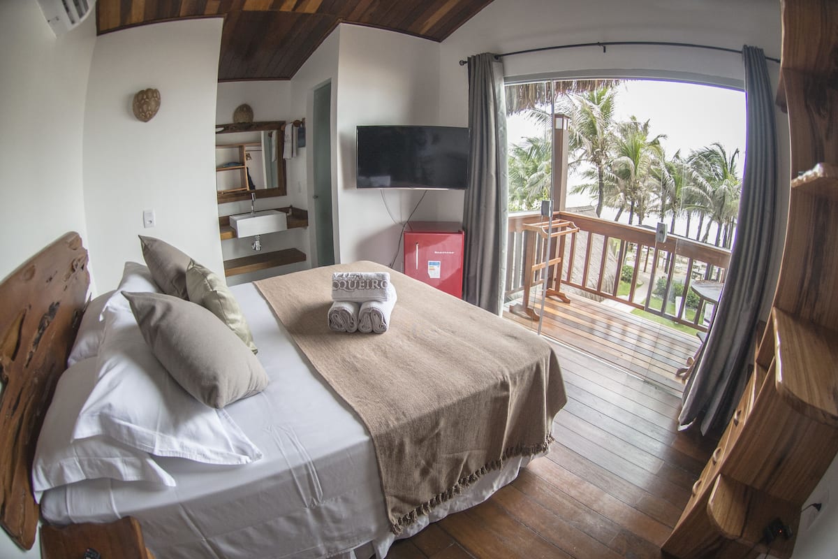 Deluxe tweepersoonskamer, uitzicht op strand | Luxe beddengoed, een minibar, een kluis op de kamer