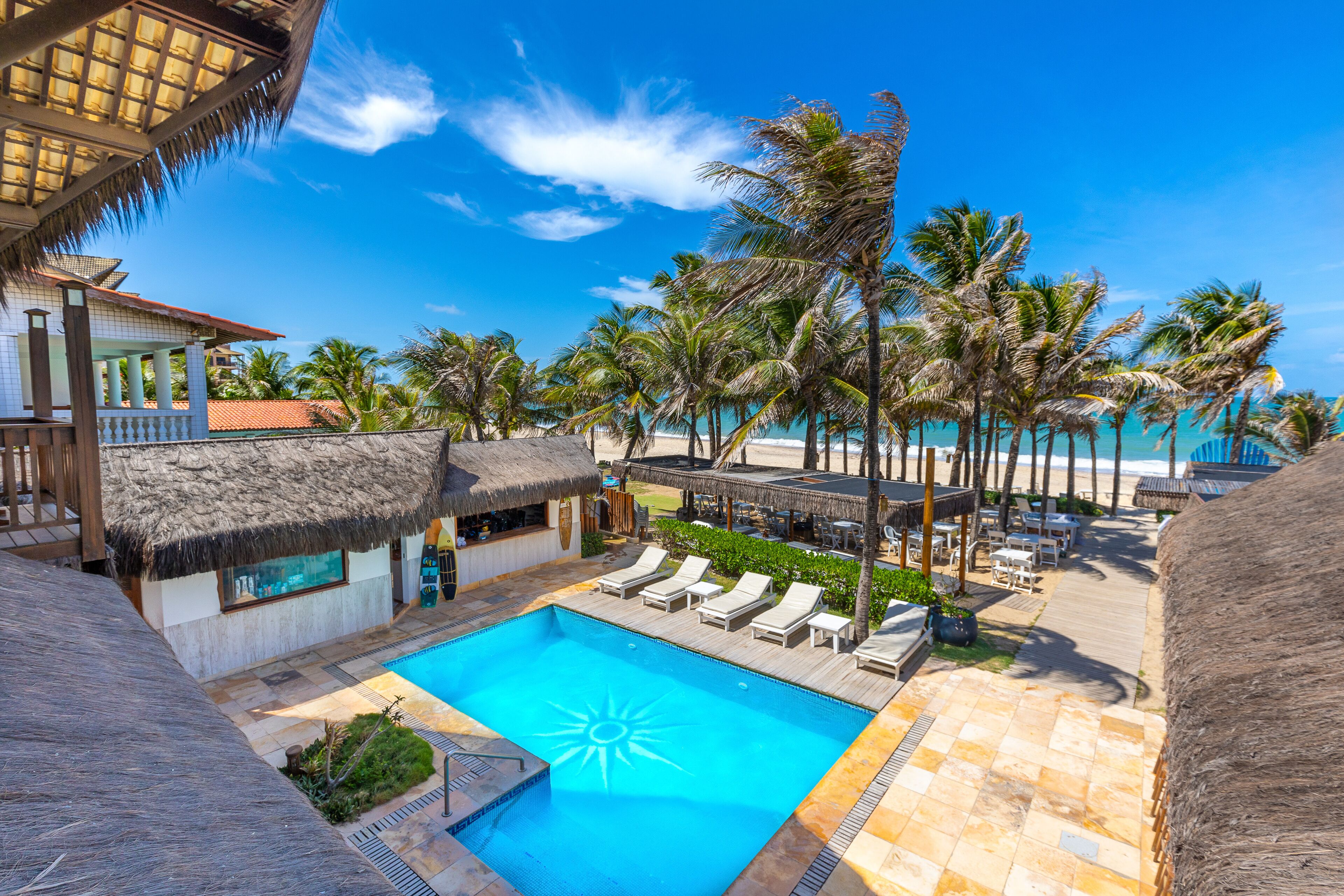 Hồ bơi ngoài trời, dù/ô trên bãi biển/hồ bơi, ghế dài tắm nắng 