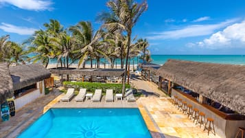 Piscine extérieure, parasols de plage, chaises longues