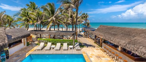 Piscine extérieure, parasols, chaises longues