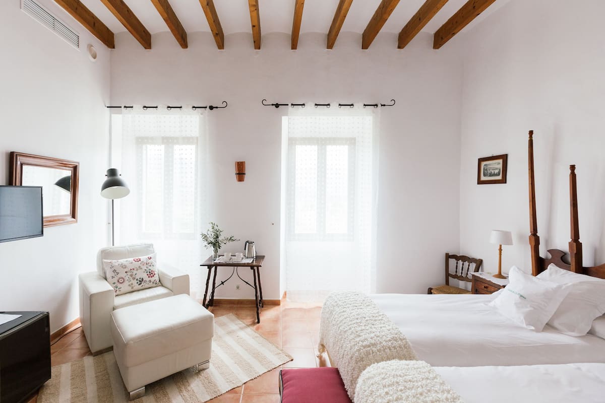 Deluxe Double or Twin Room | 1 bedroom, in-room safe, desk, iron/ironing board