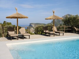 Outdoor pool, pool umbrellas, sun loungers