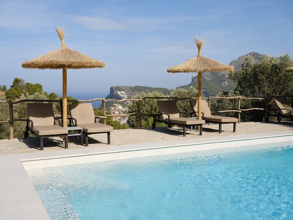 AuĂenpool, Sonnenschirme, LiegestĂŒhle