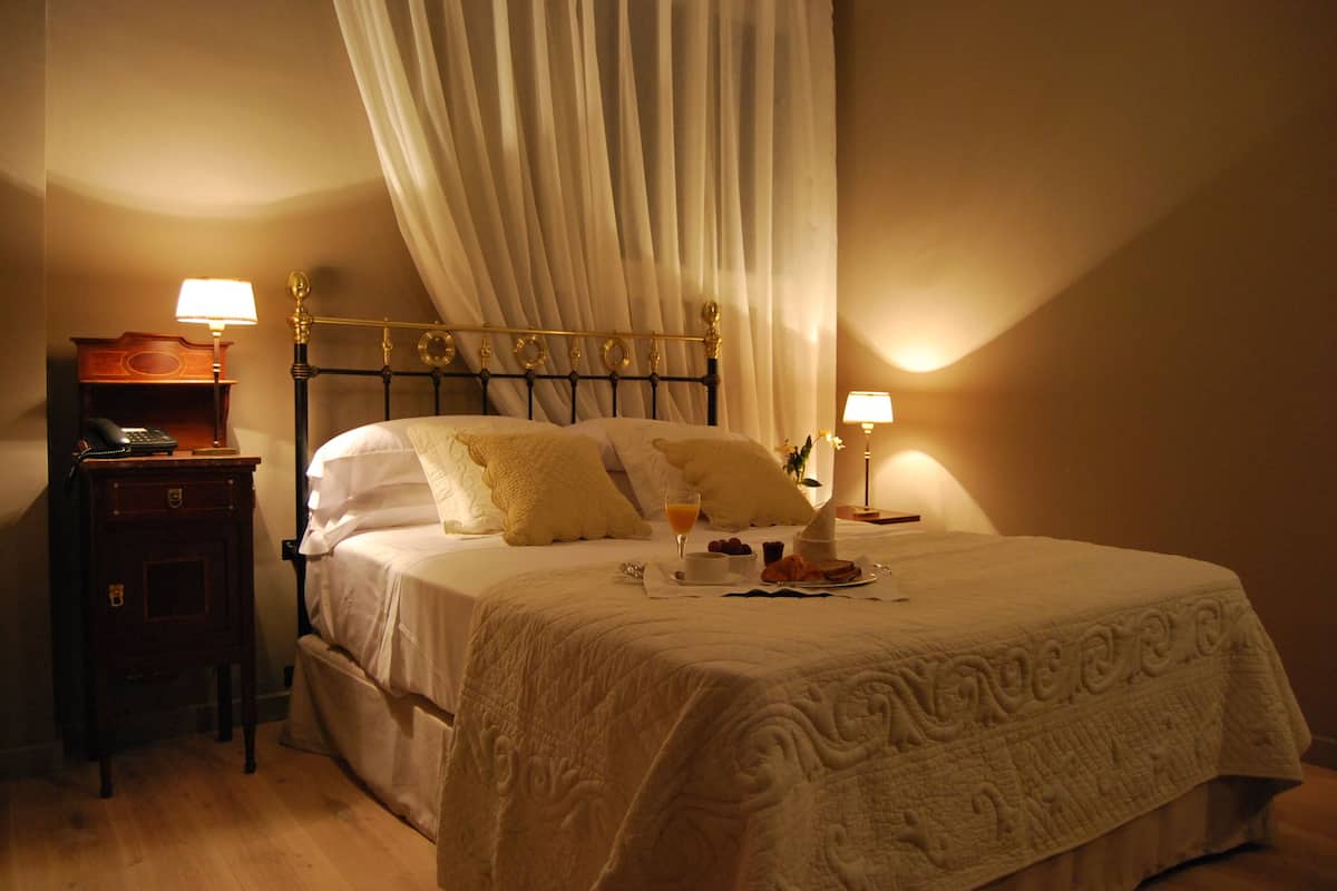 Camera doppia, vista cortile | Biancheria da letto di alta qualità, una cassaforte in camera
