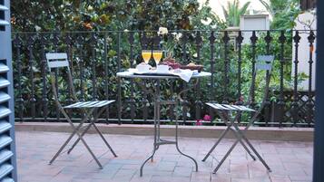 Tweepersoonskamer, terras, uitzicht op tuin (Mallorca) | Terras