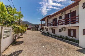 Free self parking - Pousada Mar Azul (Paraty)