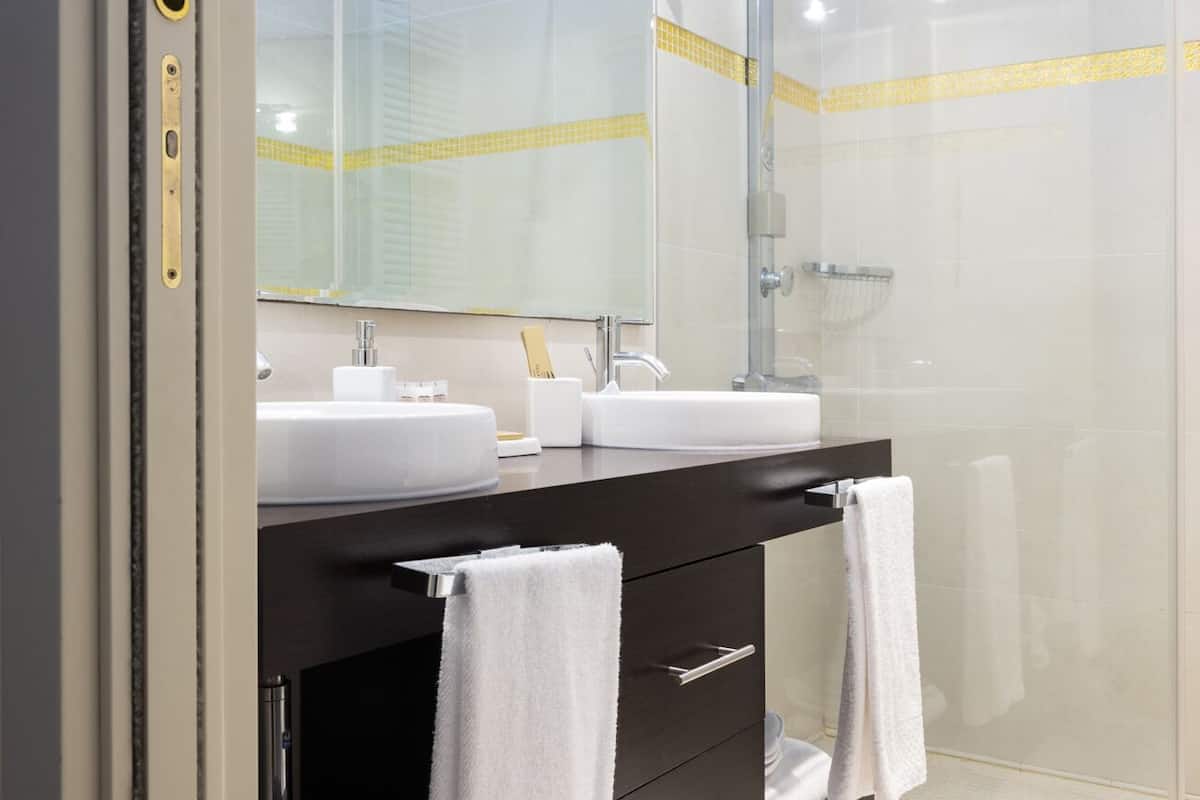 superior double or twin room, jetted tub (con parco termale & spa) | bathroom | combined shower/bathtub, spring water bathtub, hydromassage showerhead