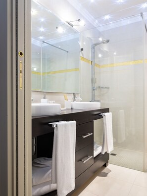 Habitación superior con 1 cama doble o 2 individuales (con Parco Termale & Spa) | Baño | Ducha y bañera combinadas y bañera de agua termal
