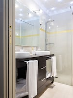 Camera Superior con letto matrimoniale o 2 letti singoli, idromassaggio (con Parco Termale & Spa) | Bagno | Combinazione doccia/vasca, vasca con acqua sorgiva, doccia idromassaggio