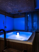 Standard Studio, 1 Queen Bed with Sofa bed (con Parco Termale) | Bathroom | Combined shower/tub, spring water tub, hydromassage showerhead