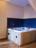 Premium bedding, in-room safe, desk, WiFi (free)