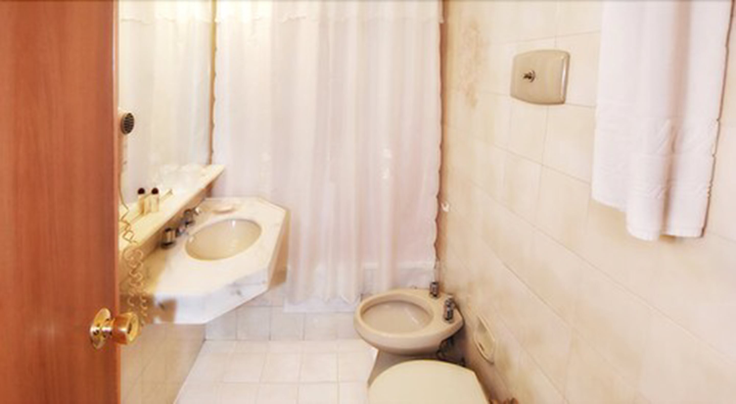 combined shower/bathtub, free toiletries, hair dryer, towels